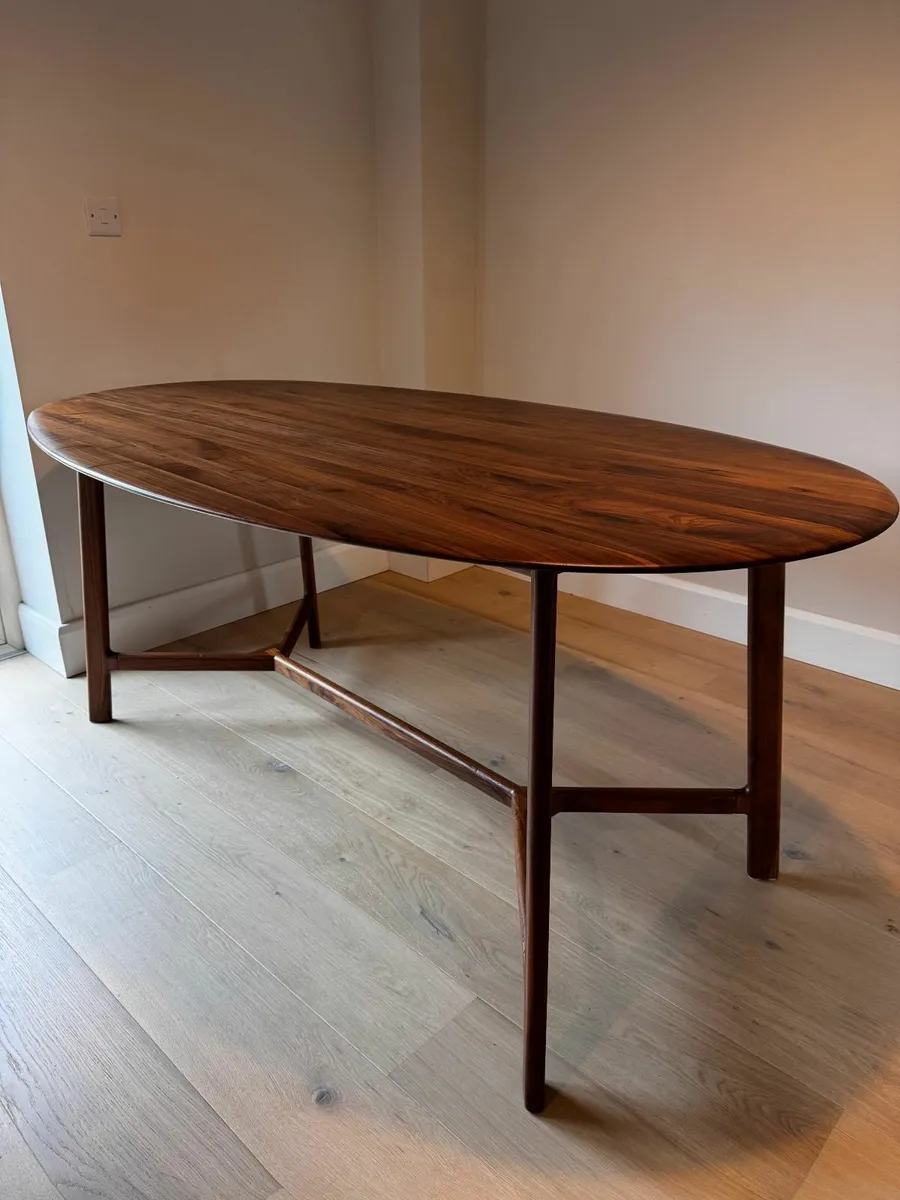 Luxurious Walnut Dinning Table (Meubles) - Image 1