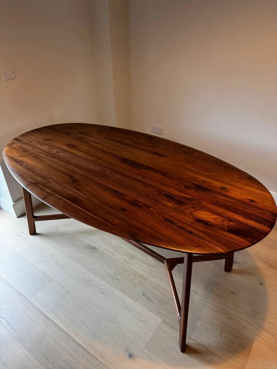 Luxurious Walnut Dinning Table (Meubles) - Image 2