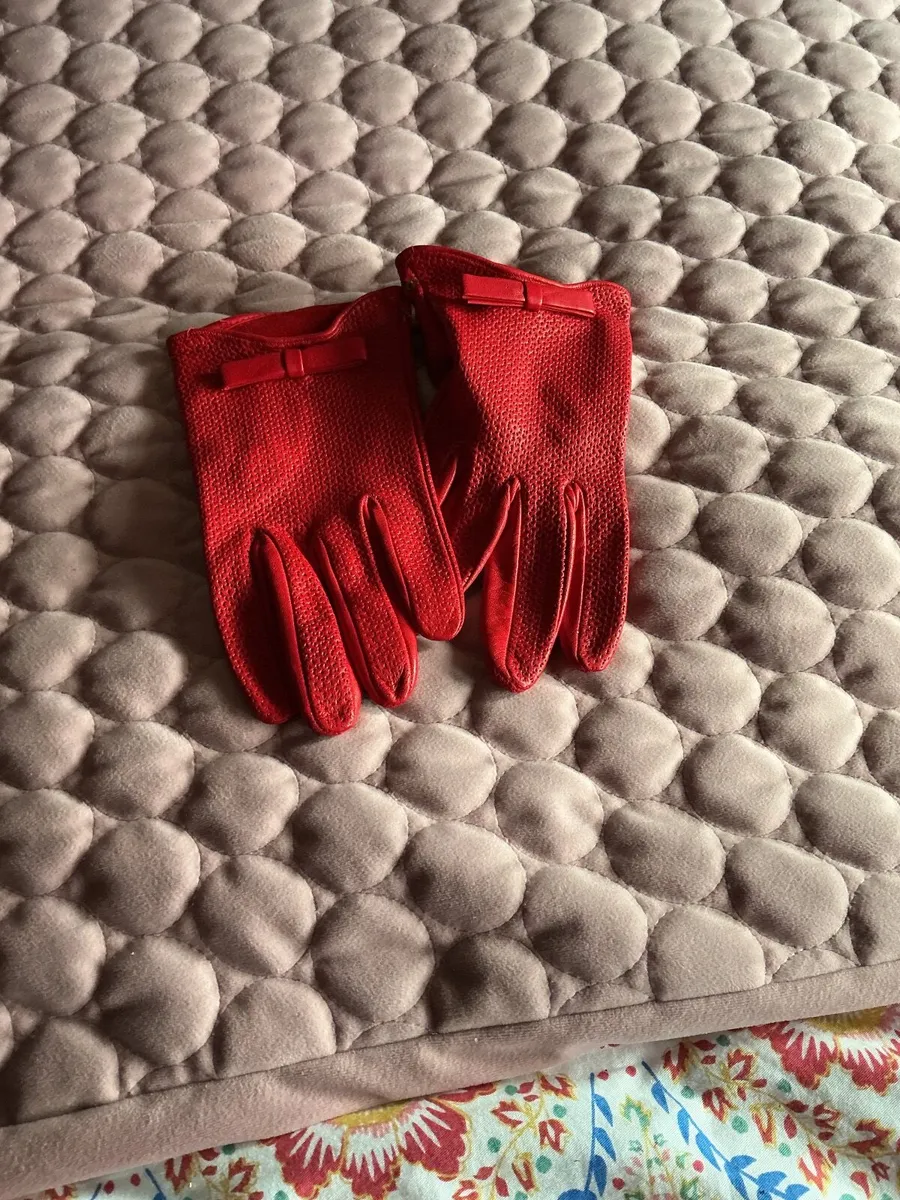 Paula Roman red leather gloves size8 - Image 1
