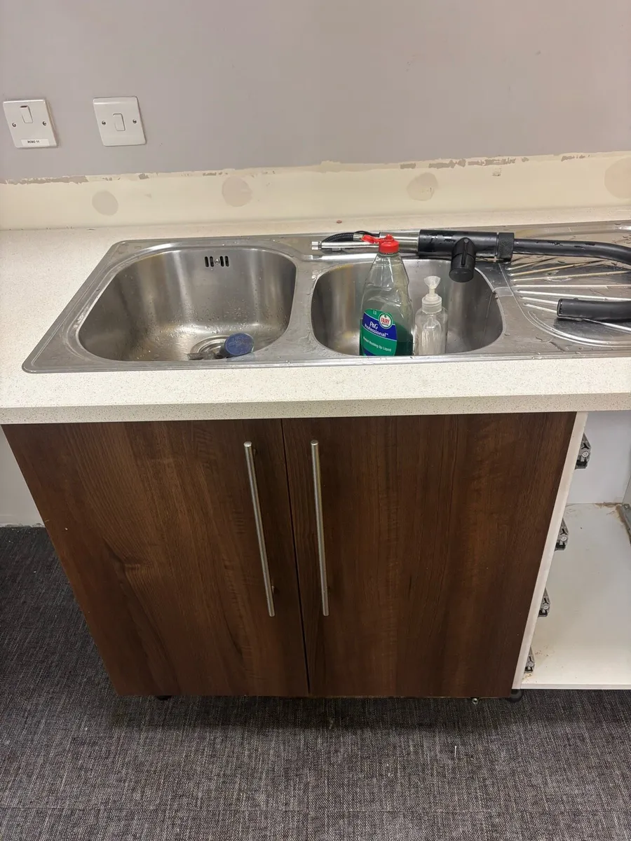 Kitchen units/fridge/dishwasher - Image 2