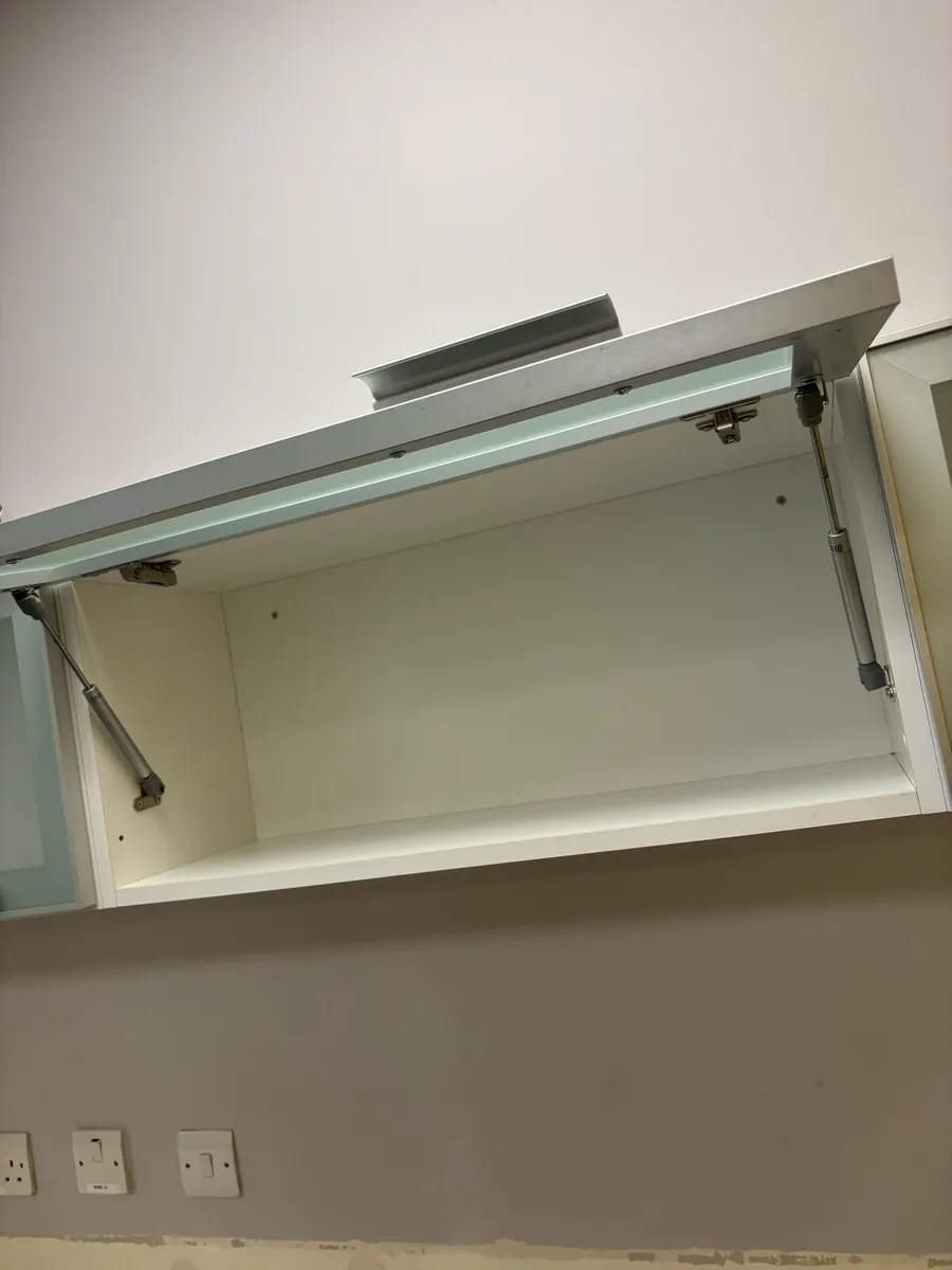 Kitchen units/fridge/dishwasher - Image 3