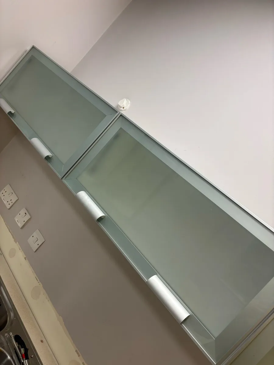 Kitchen units/fridge/dishwasher - Image 4