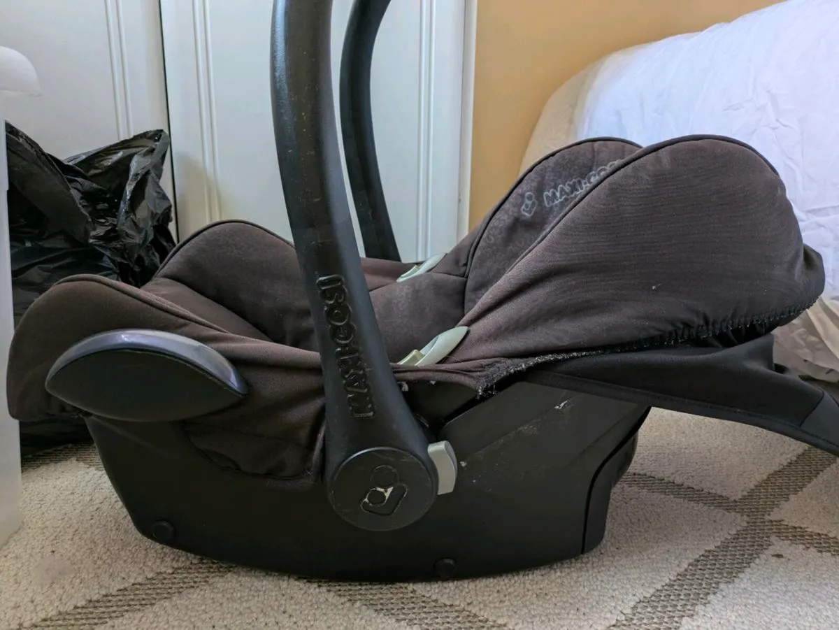 Two Maxi Cosi car seats - Image 4