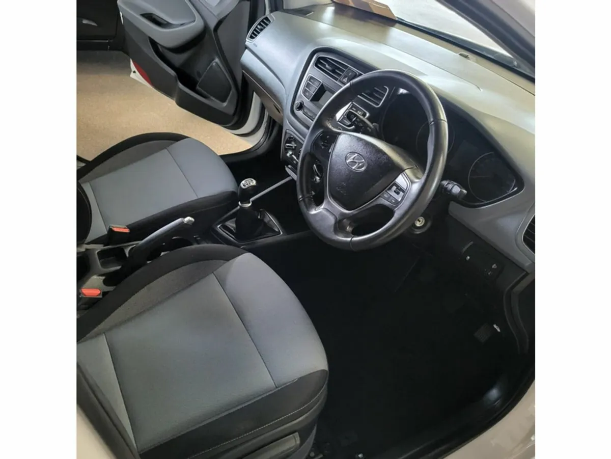 Hyundai i20 ACTIVE PETROL CLASSIC FACELIFT 5DR - Image 2