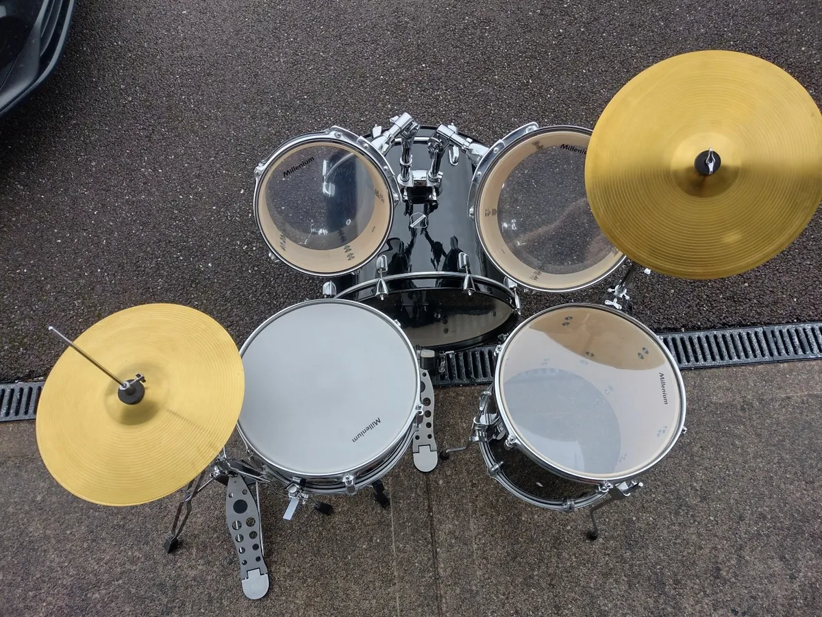 AS NEW! FULL DRUM KIT. - Image 3