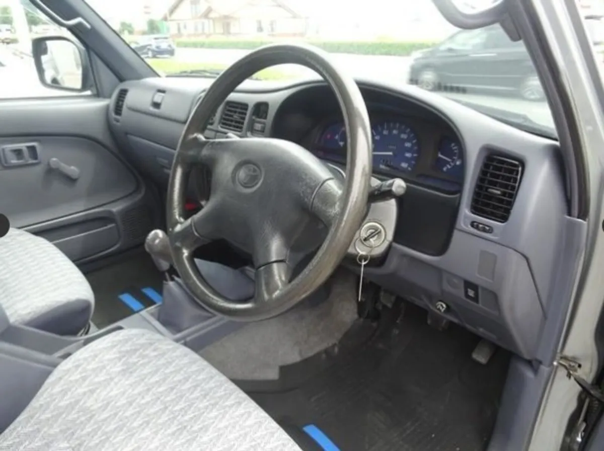 Toyota Hilux Vintage - Image 4