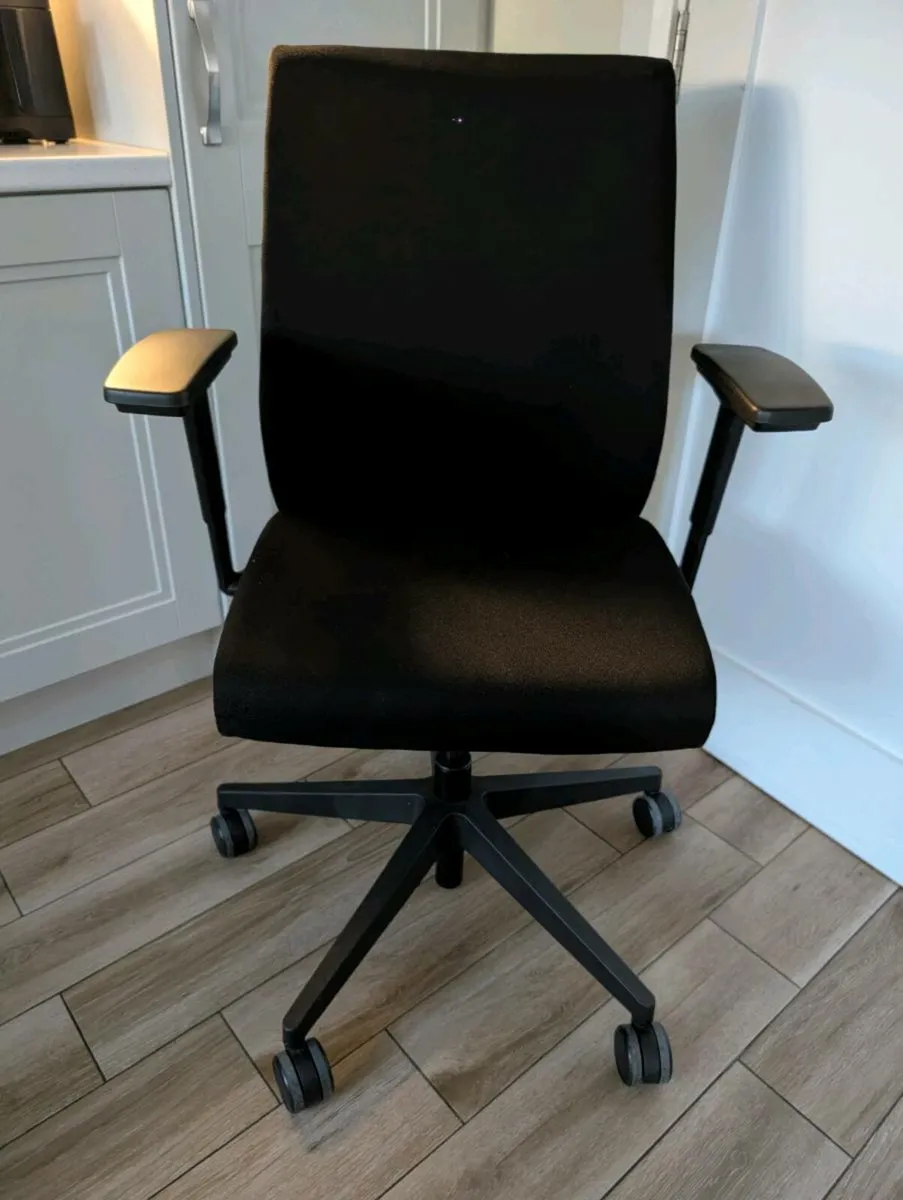 Ergonomic office chair - Image 1