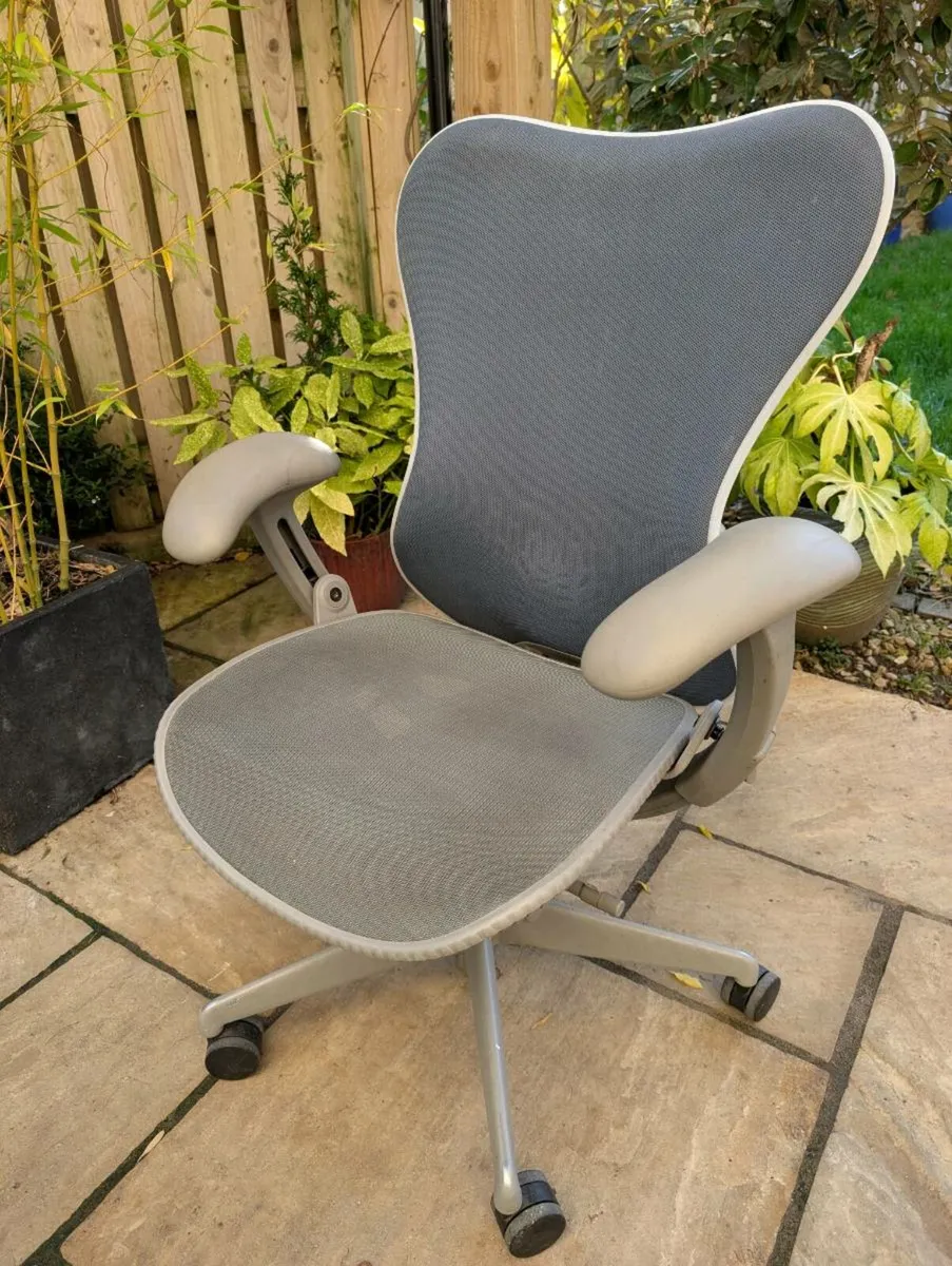 Ergonomic office chair - Image 1