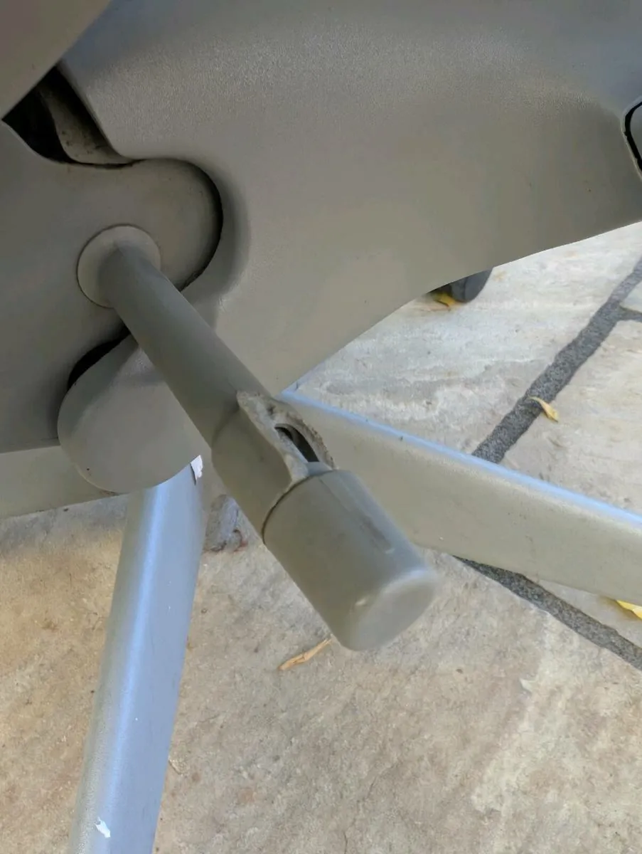 Ergonomic office chair - Image 2