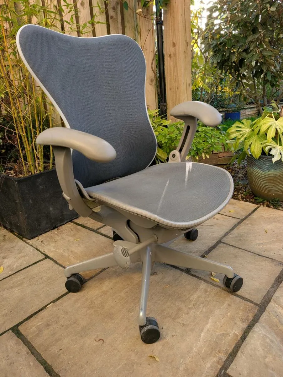 Ergonomic office chair - Image 3