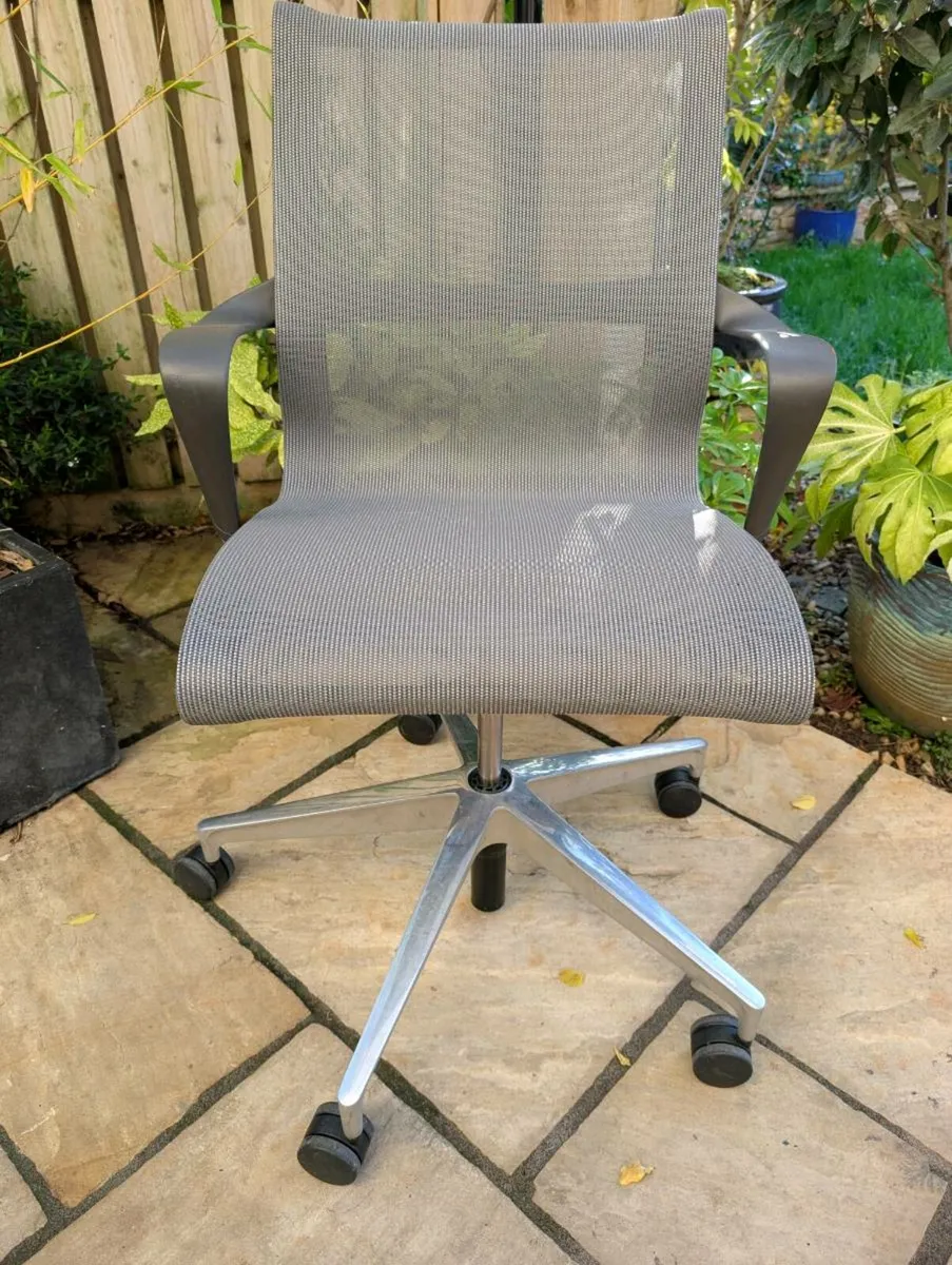 Ergonomic office chair - Image 1