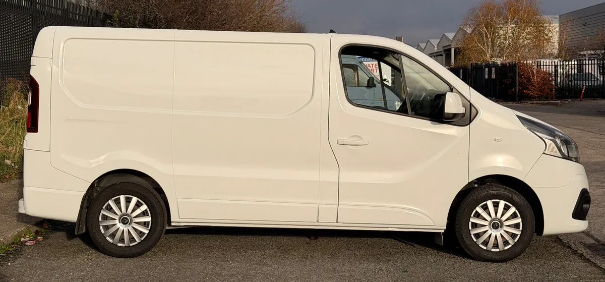 192 Renault Trafic High Spec Low KLM’s - Image 3