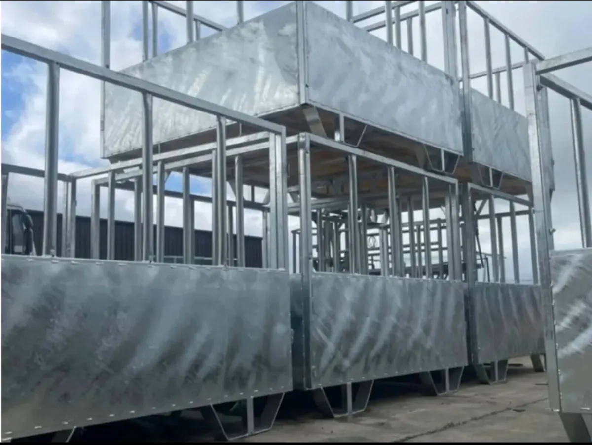 SQUARE FEEDERS NEW - Image 1