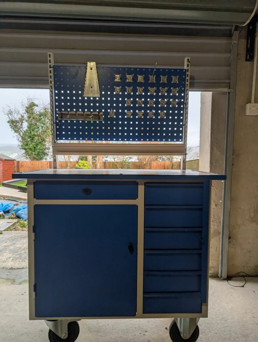 Work bench - Image 1