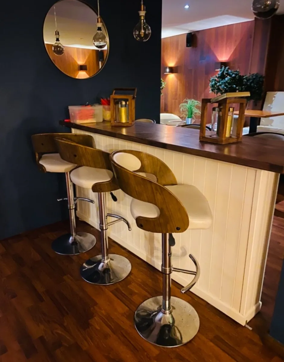 Commercial equipment and restaurant furniture - Image 1