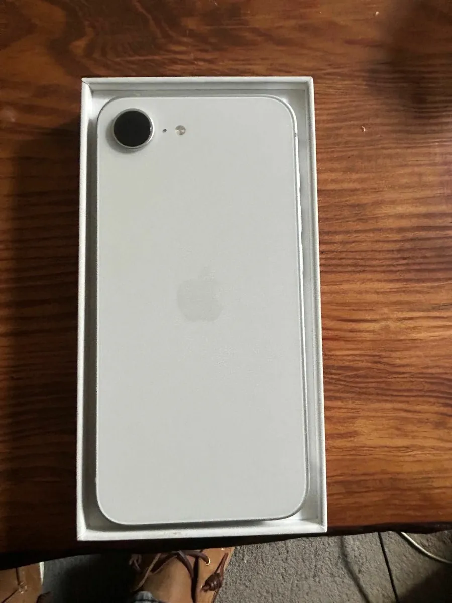 Iphone  16e - Image 2