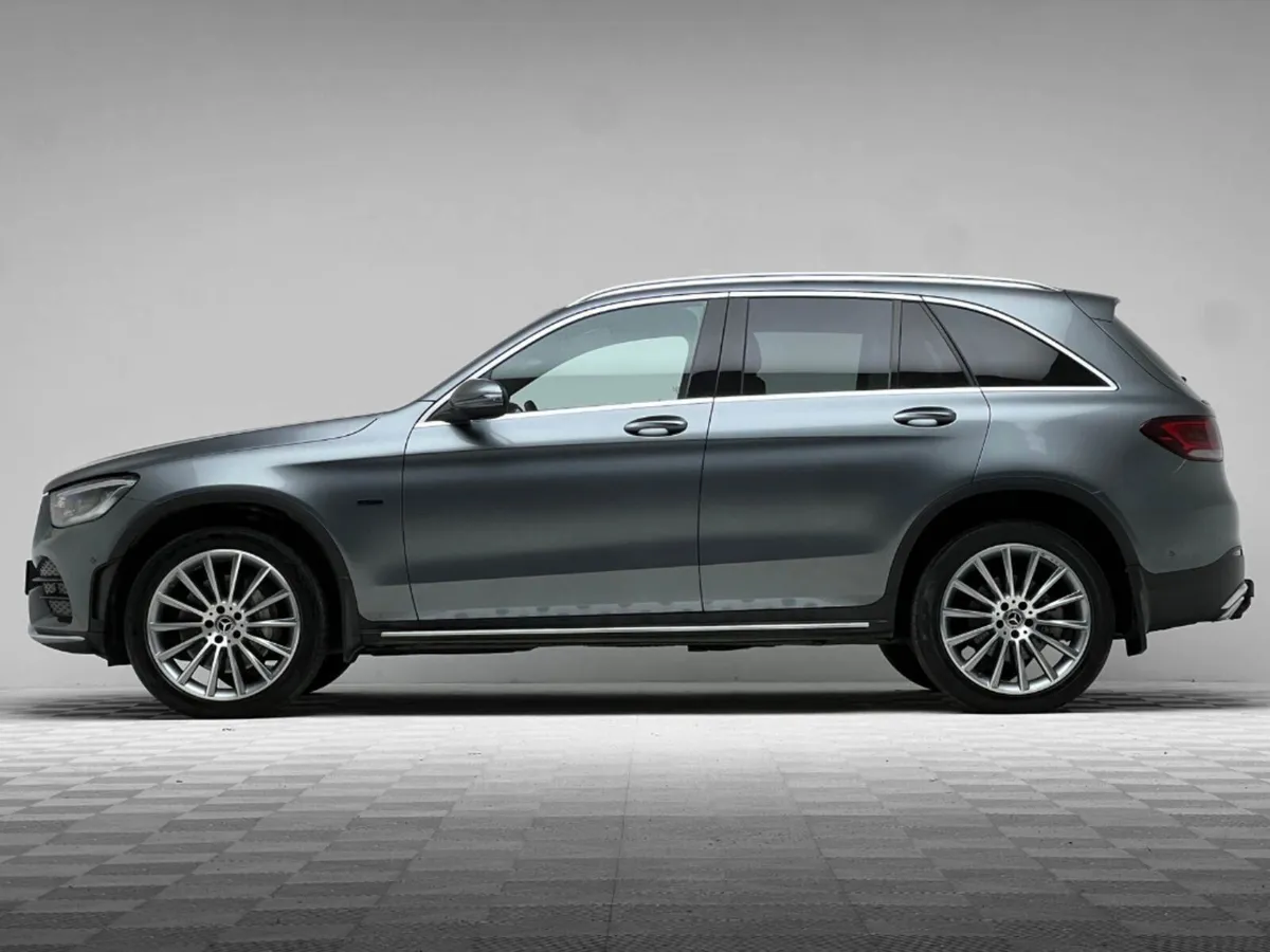 Mercedes-Benz GLC 300 DE AMG LINE PREMIUM - Image 4