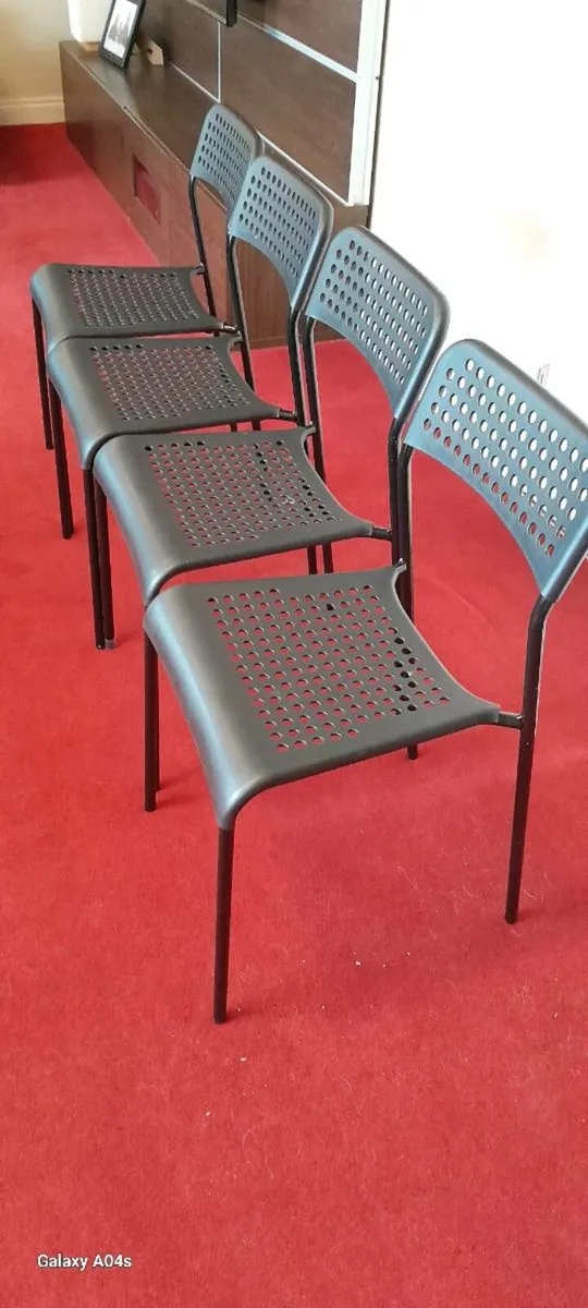 Table and chairs. - Image 2