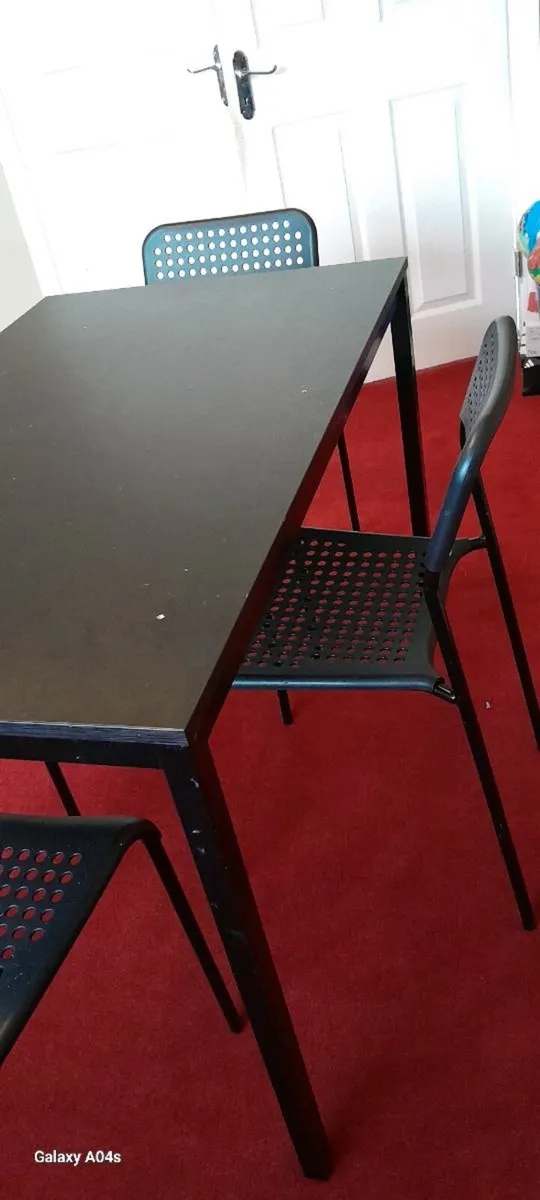 Table and chairs. - Image 3