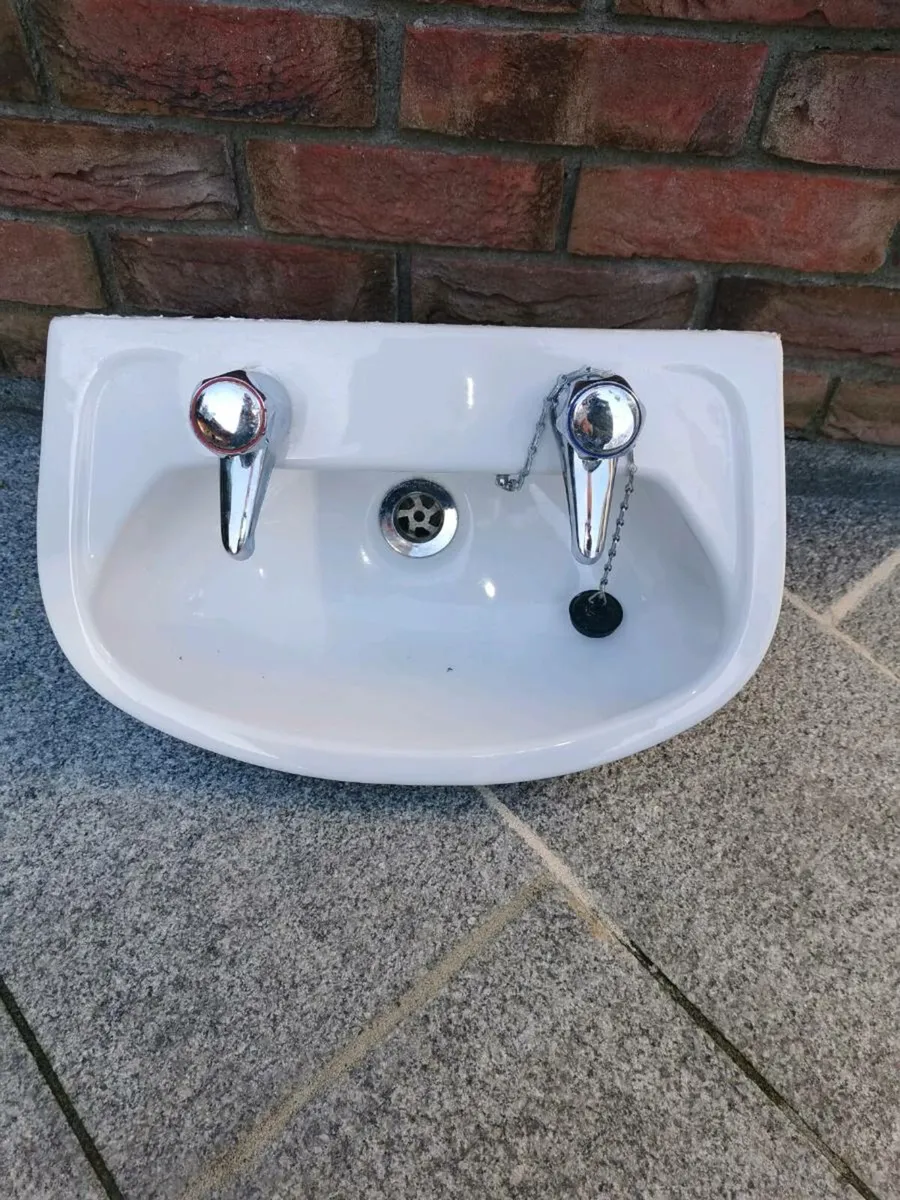 Small bathroom sink - Image 1