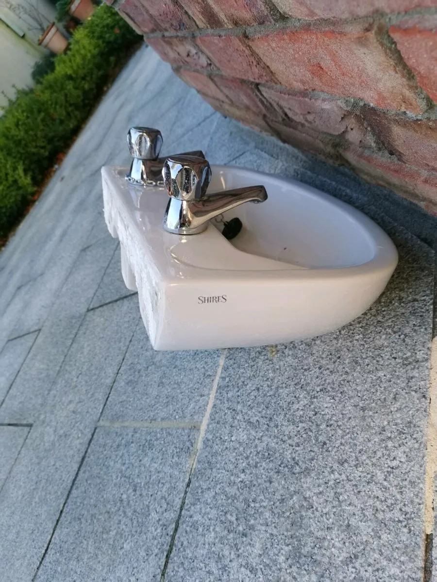 Small bathroom sink - Image 2