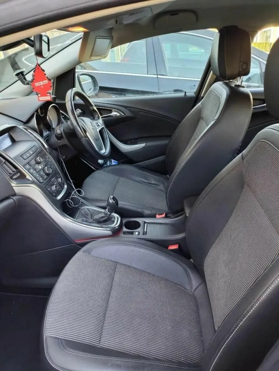 Opel Astra 2010 - Image 2