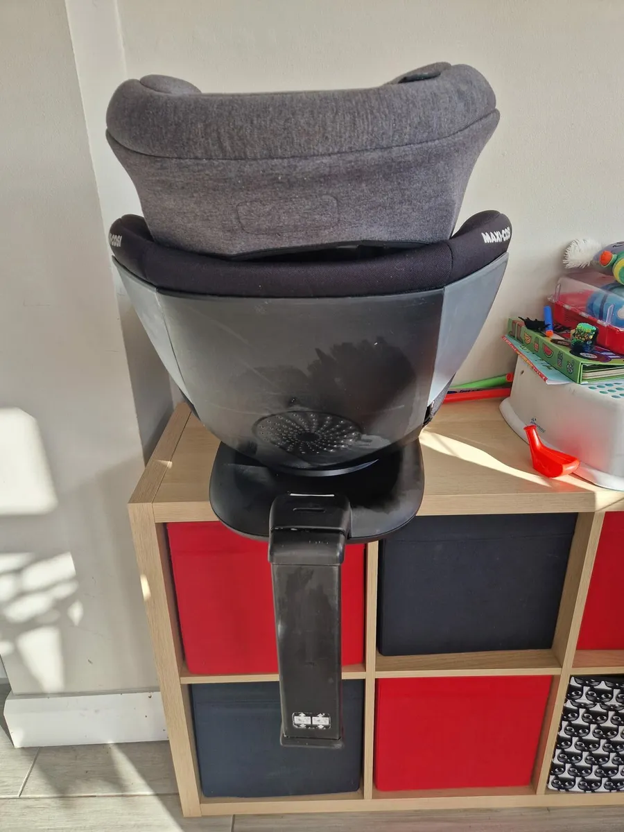 Maxi Cosi 360 carseat - Image 2