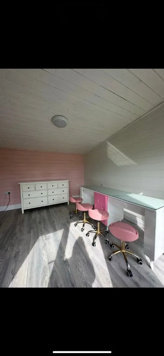 Nail desk - Image 1