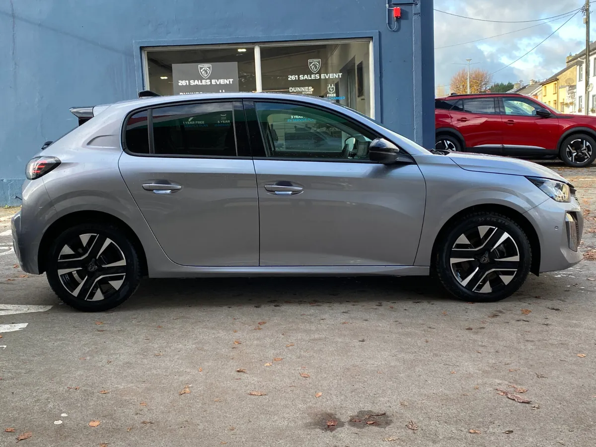 Peugeot 208 1.2 Hybrid 110hp e-DCS6 Allure - Image 2