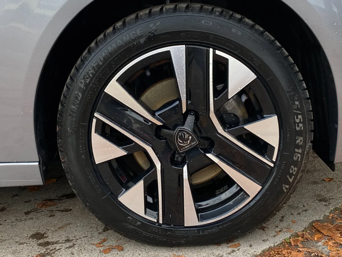 Peugeot 208 1.2 Hybrid 110hp e-DCS6 Allure - Image 4