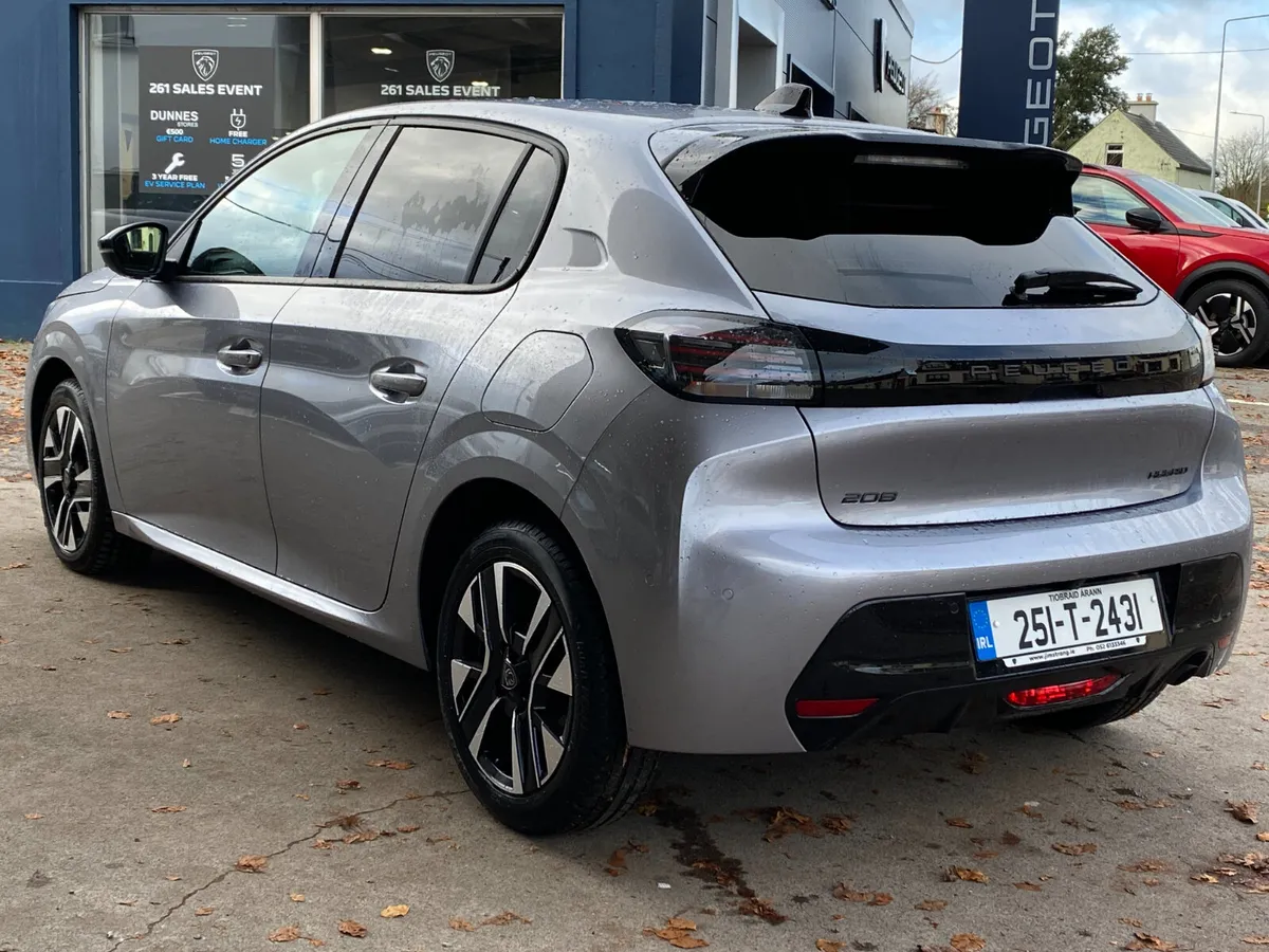 Peugeot 208 1.2 Hybrid 110hp e-DCS6 Allure - Image 3