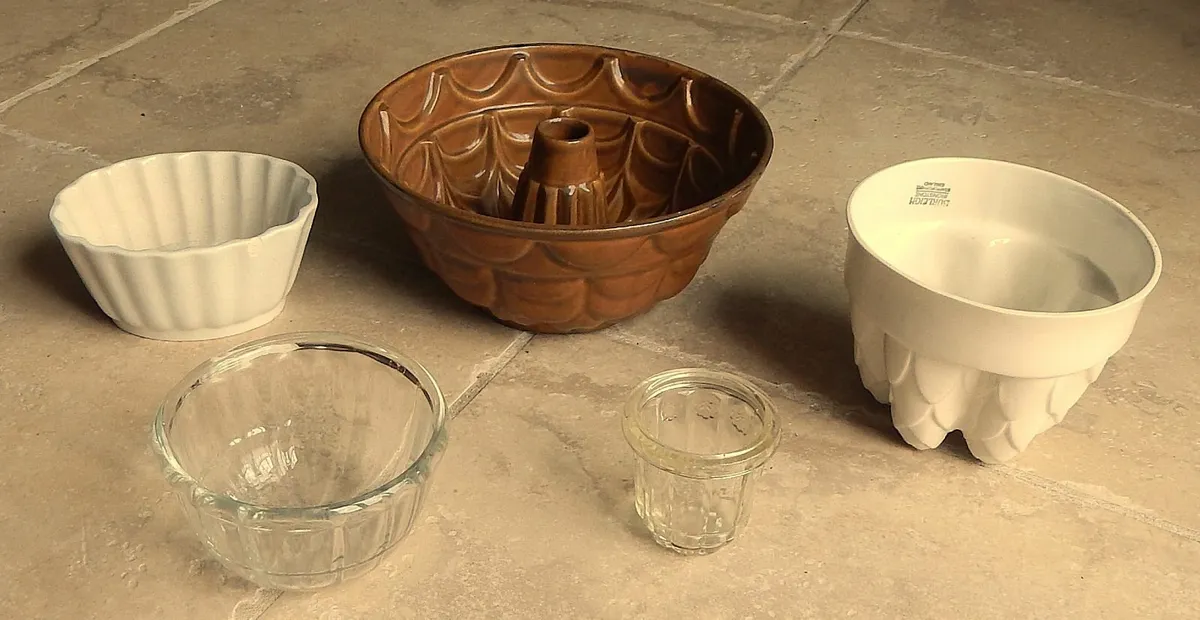 5 Jelly Moulds in Ceramic & Glass - Image 2