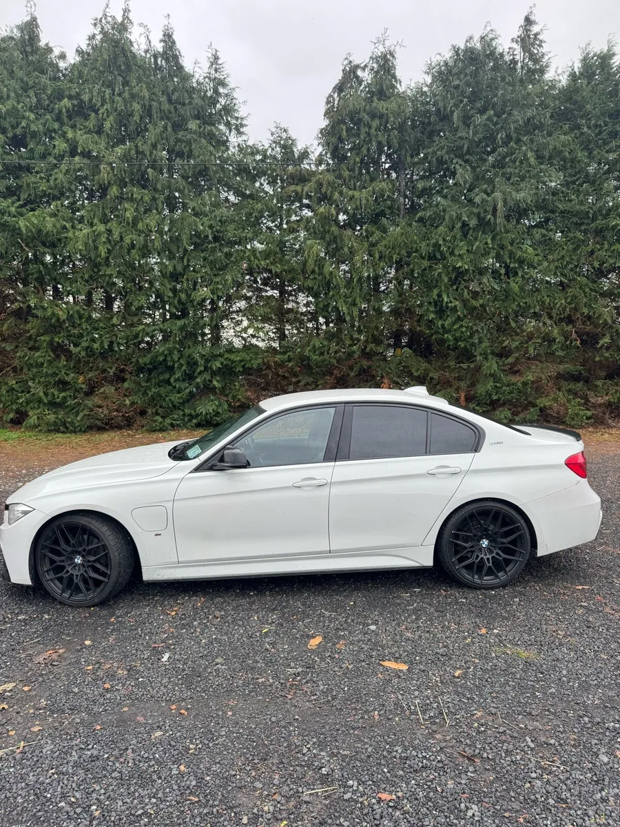 BMW 330e - Image 2
