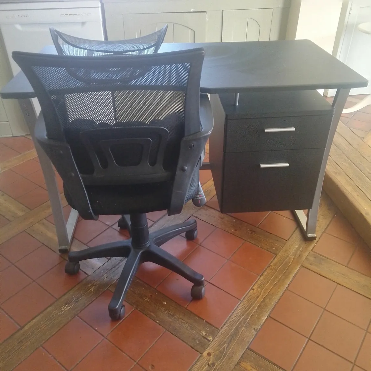 Black sturdy office desk with 2 draws & chair