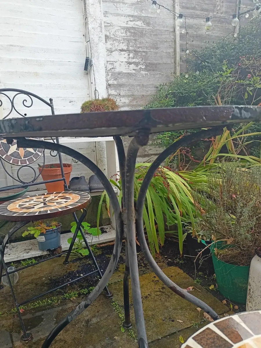 Mosaic iron garden table and two chairs - Image 2