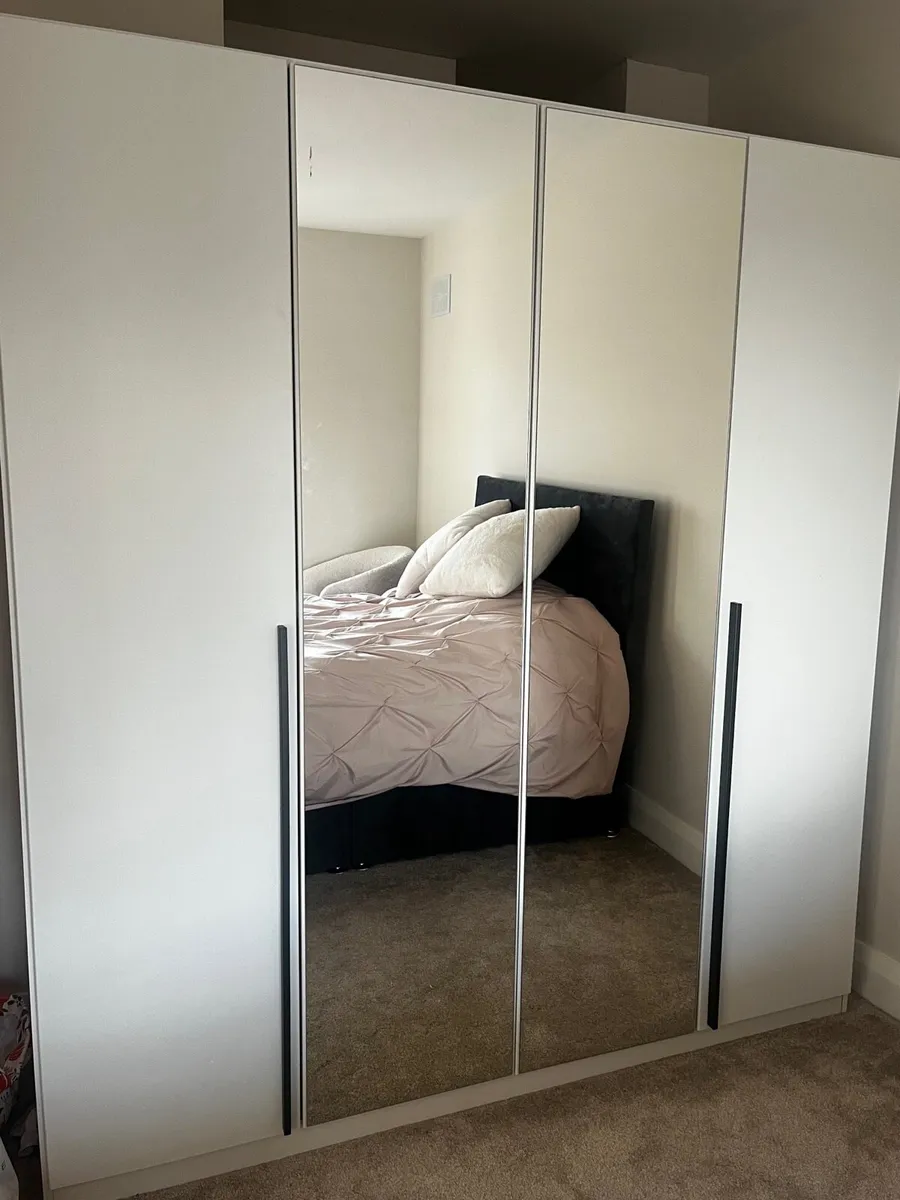 Household furniture - Image 1