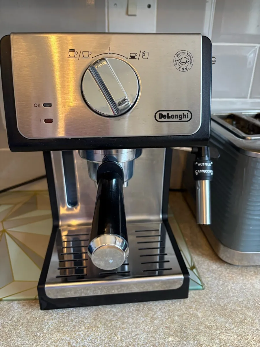 Delonghi coffee machine - Image 1