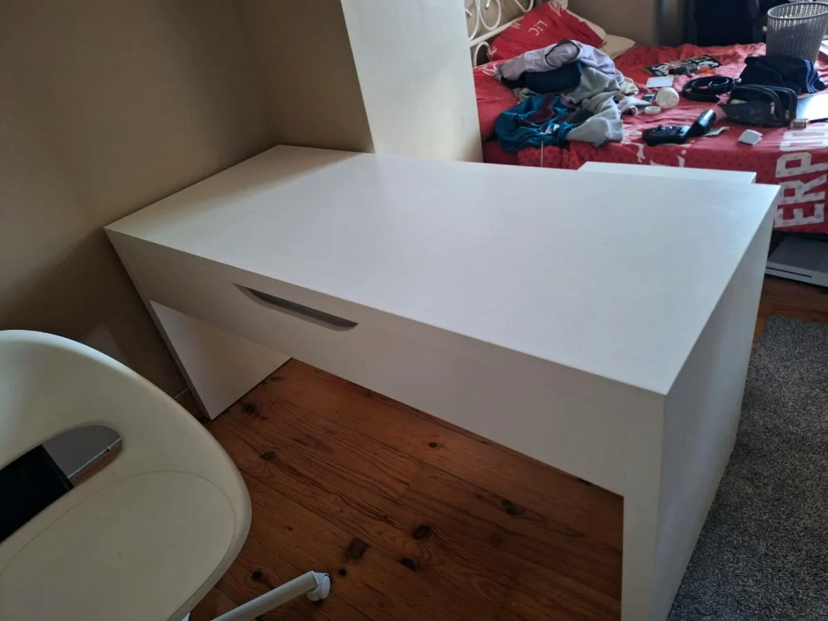 White desk with chair - Image 1