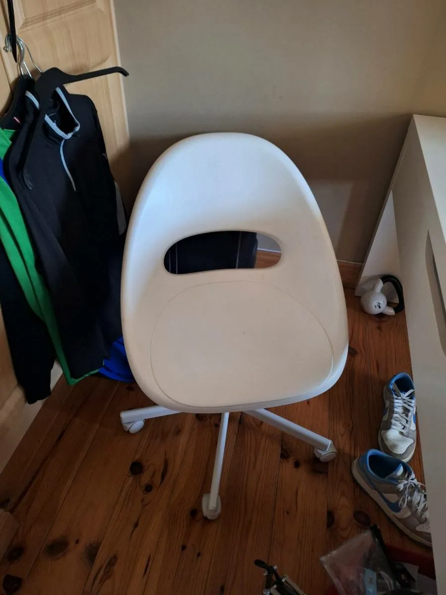 White desk with chair - Image 4