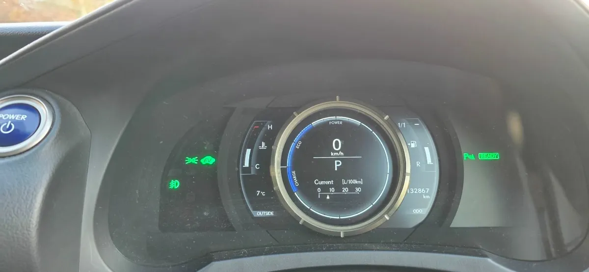 Lexus IS 300h f- sport 2016 - Image 3