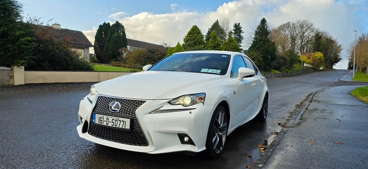 Lexus IS 300h f- sport 2016 - Image 2