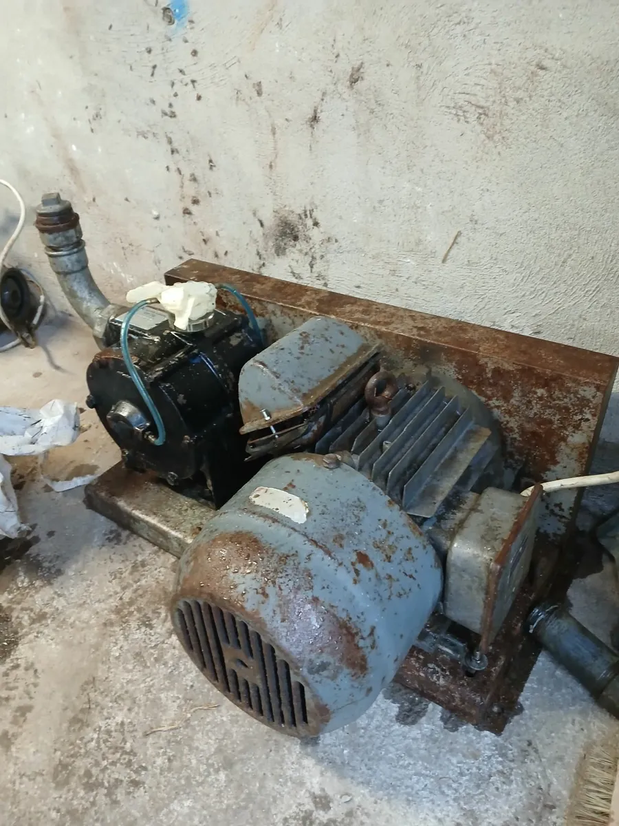 10 unit milking parlour for parts - Image 3