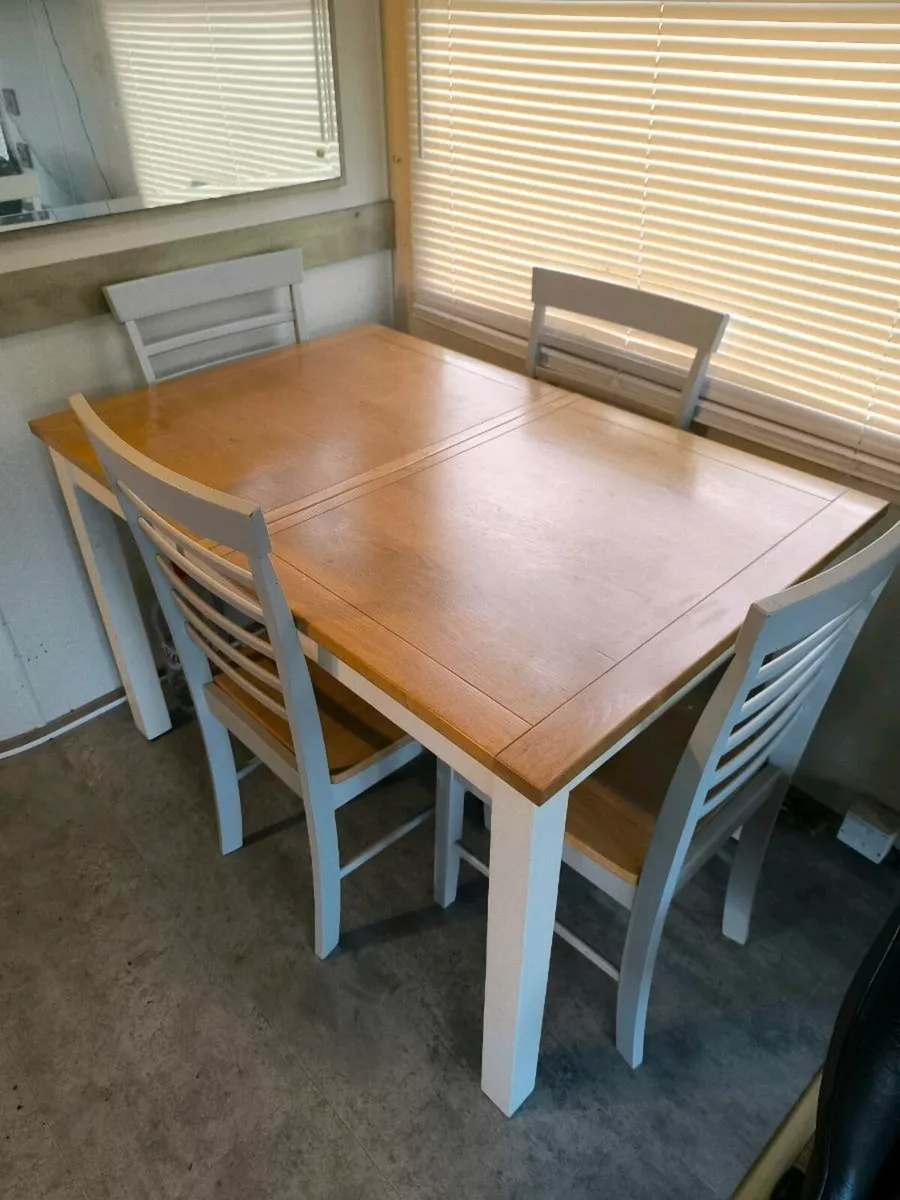 Kitchen table and chairs - Image 1