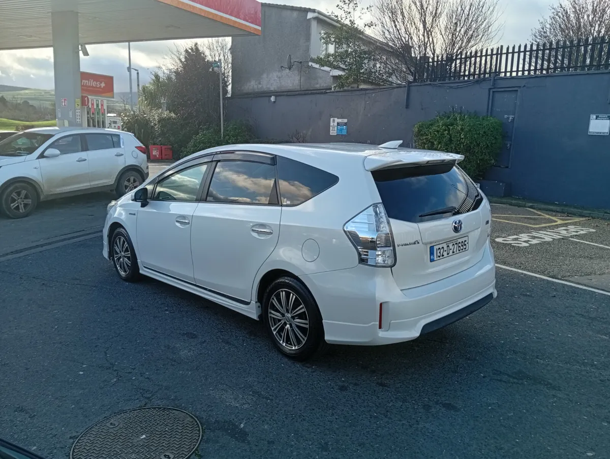 Toyota Prius g spec 7 seater leather f leather - Image 4