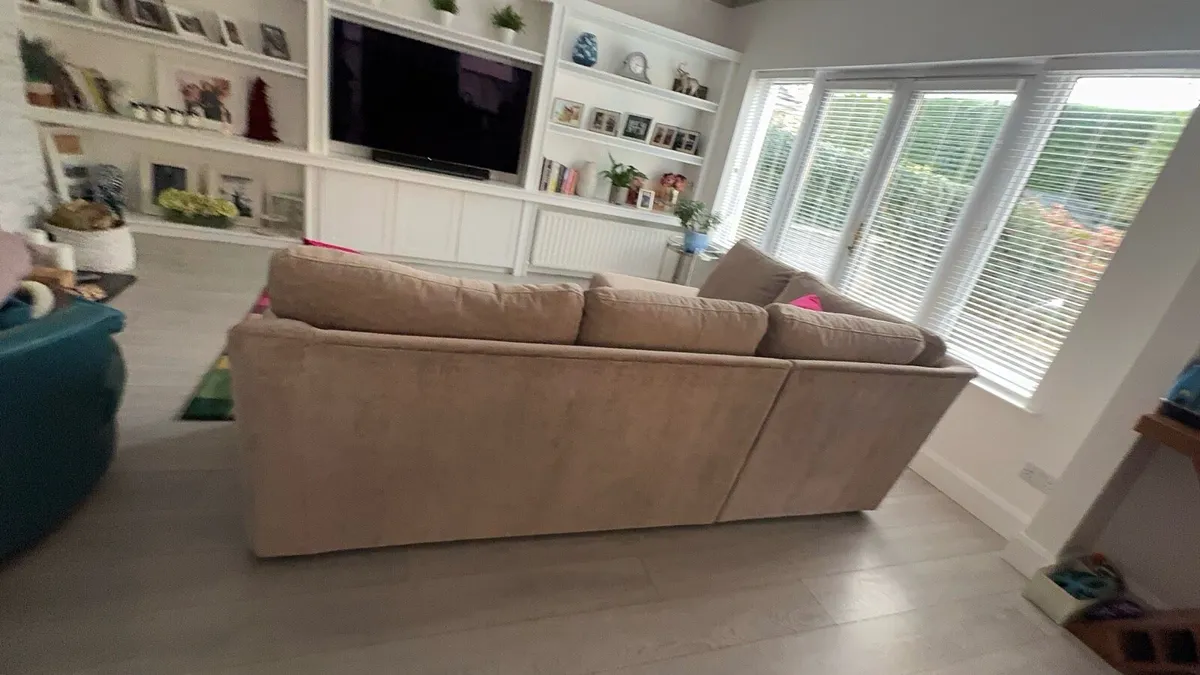 Corner suite for sale - Image 4