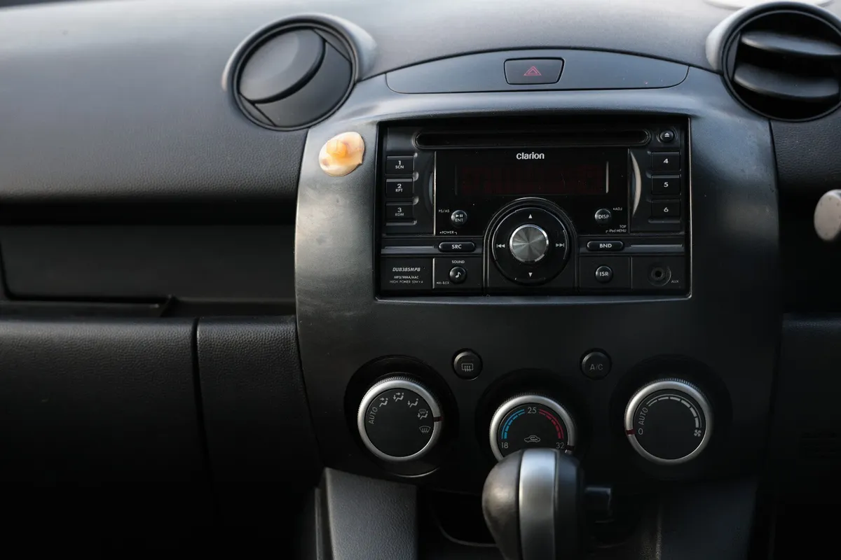 MAZDA DEMIO 2010  White - Image 12