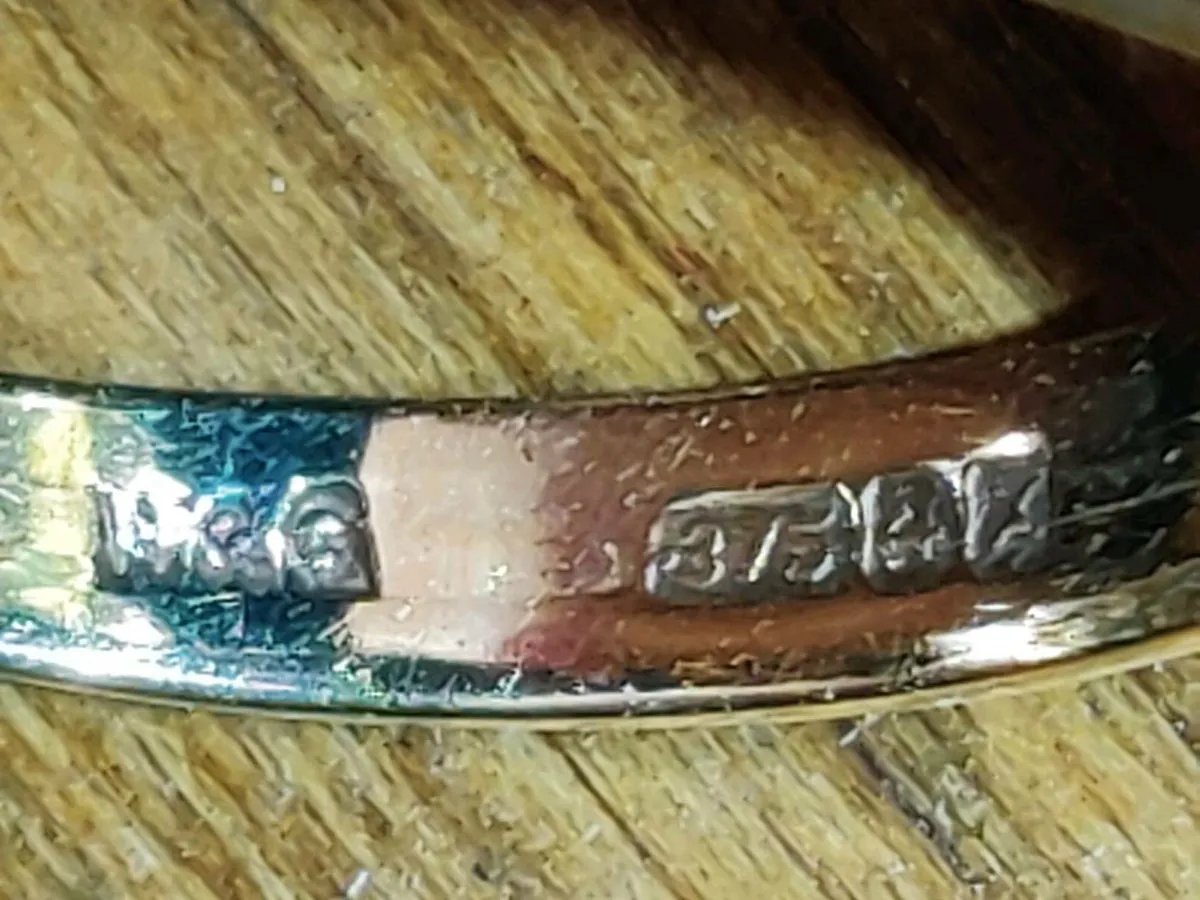 RARE SQUARE SAPPHIRES, 9CT Thick Gold Vintage Ring - Image 4