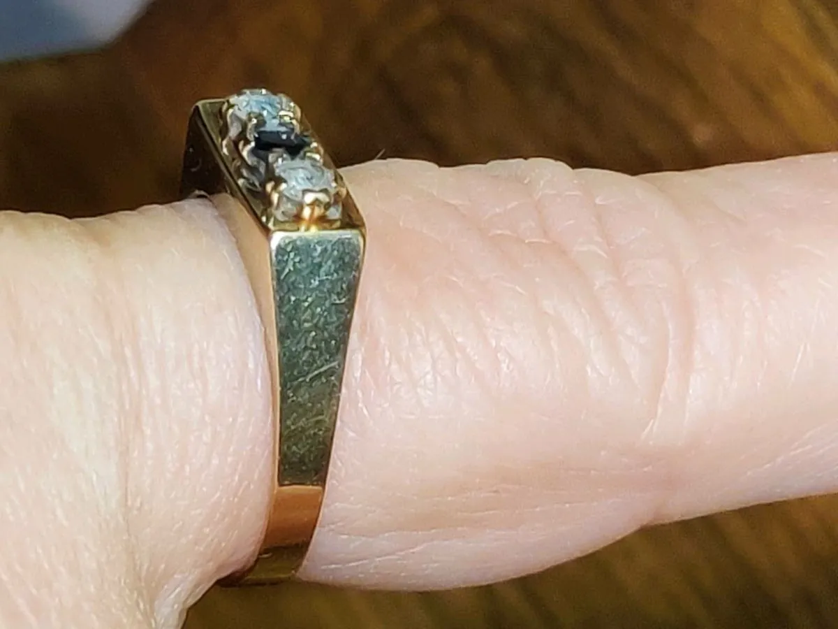 RARE SQUARE SAPPHIRES, 9CT Thick Gold Vintage Ring - Image 2