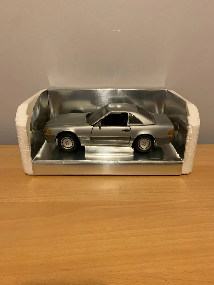 Mercedes 500 SL 32 Coupe 1/18 Revell Metal Model - Image 4