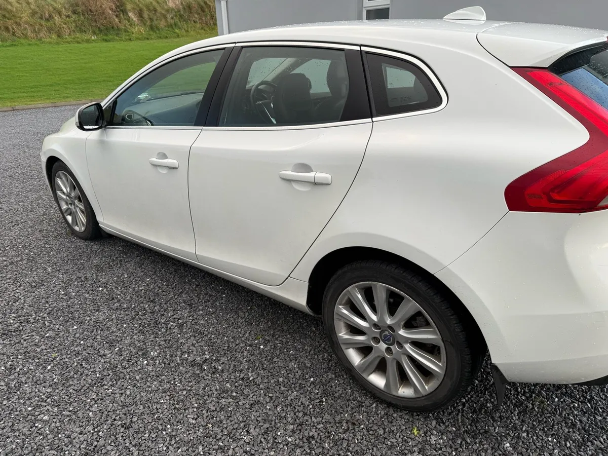 Volvo V40 - Image 2